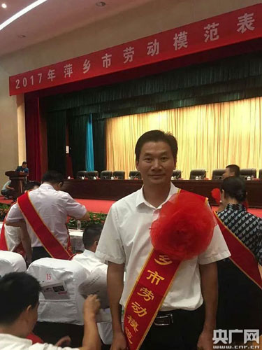 江西上栗：祖孙三代同做志愿 接力传承好家风.jpg