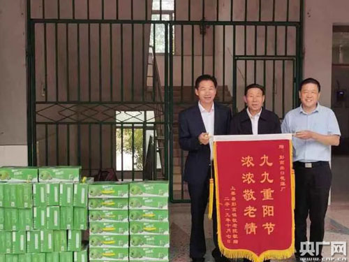 江西上栗：祖孙三代同做志愿 接力传承好家风1.jpg