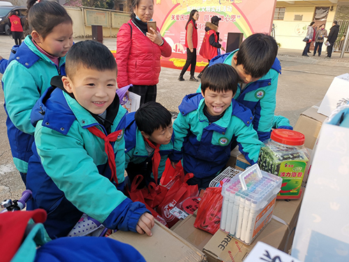 孩子们收到礼物后灿烂的笑容。图片来源：南昌文明网.jpg